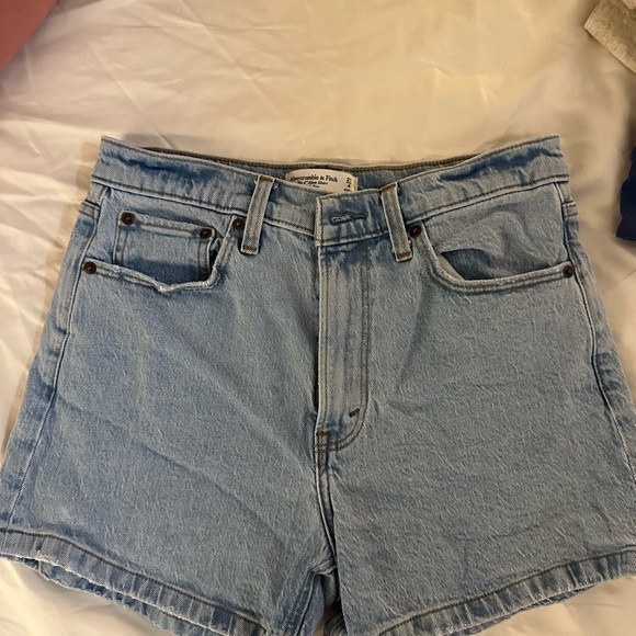 Abercrombie & Fitch the 4” Mom Short High Rise size 27/4 - Picture 1 of 3